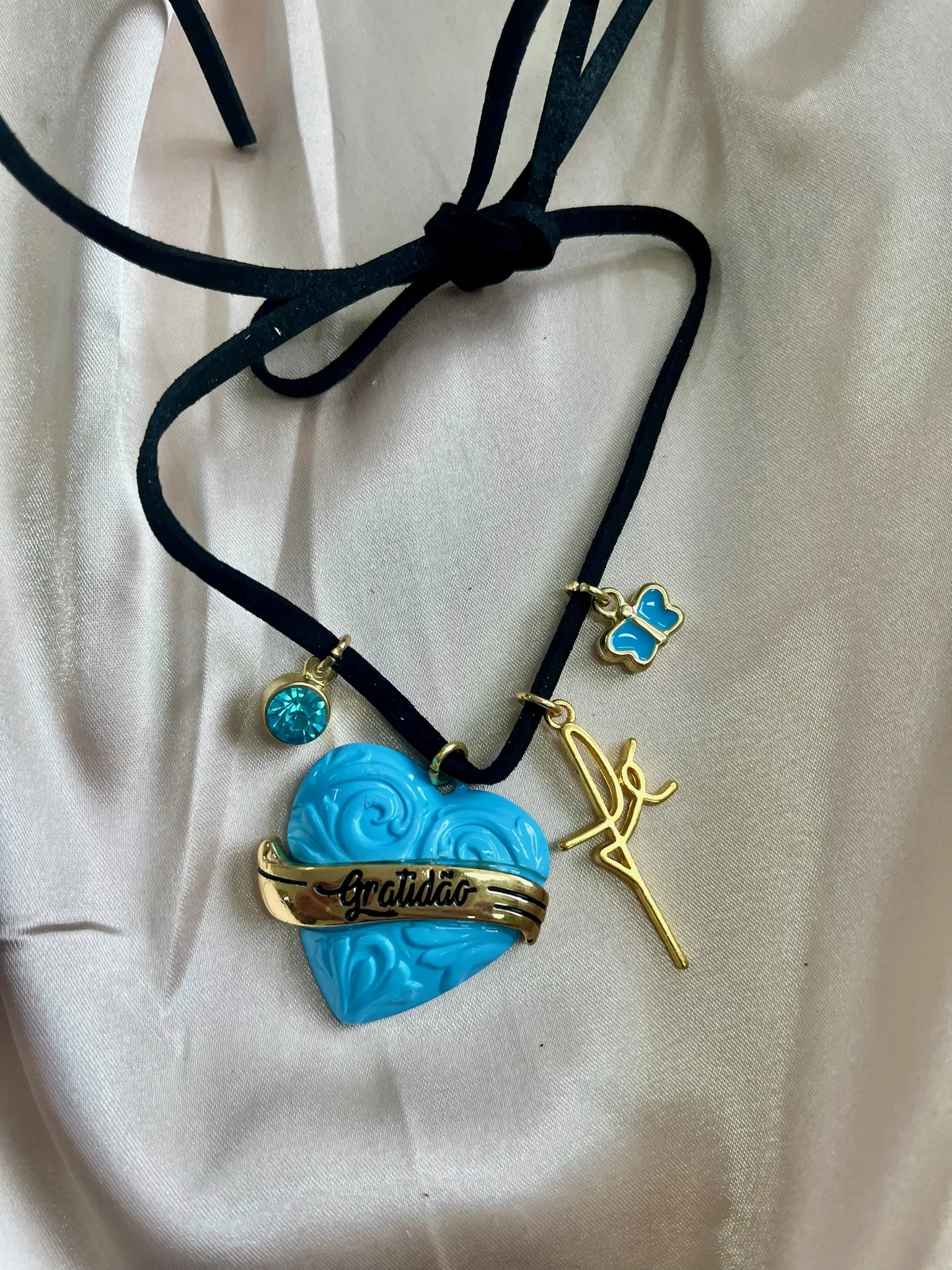 CÓD 224 PULSEIRA DE CUIA CORDINHA DE COURO COM PINGENTE