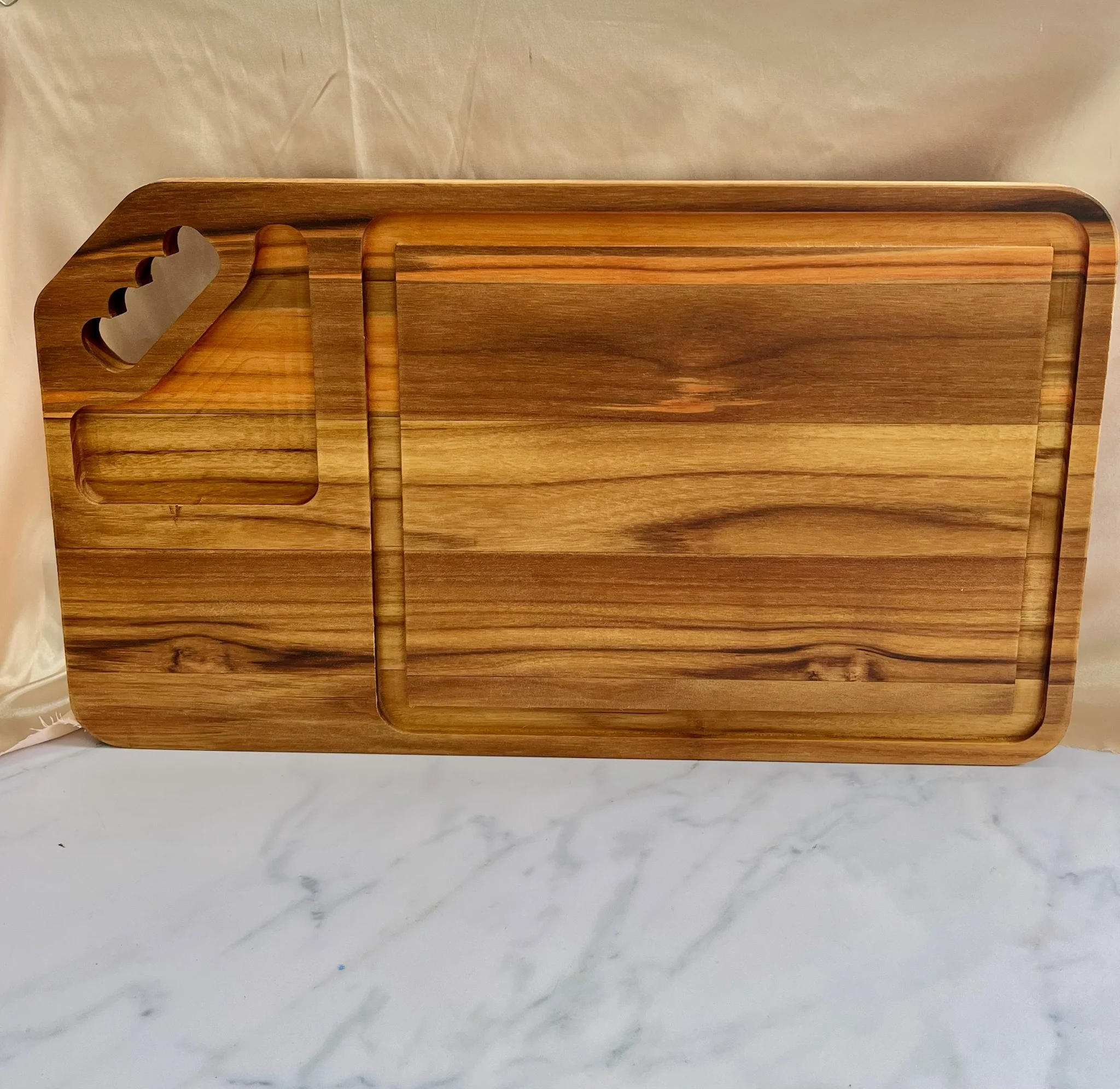 CÓD 228  TABUA DE MADEIRA TECA COM ALÇA 30 x 50 x 2cm