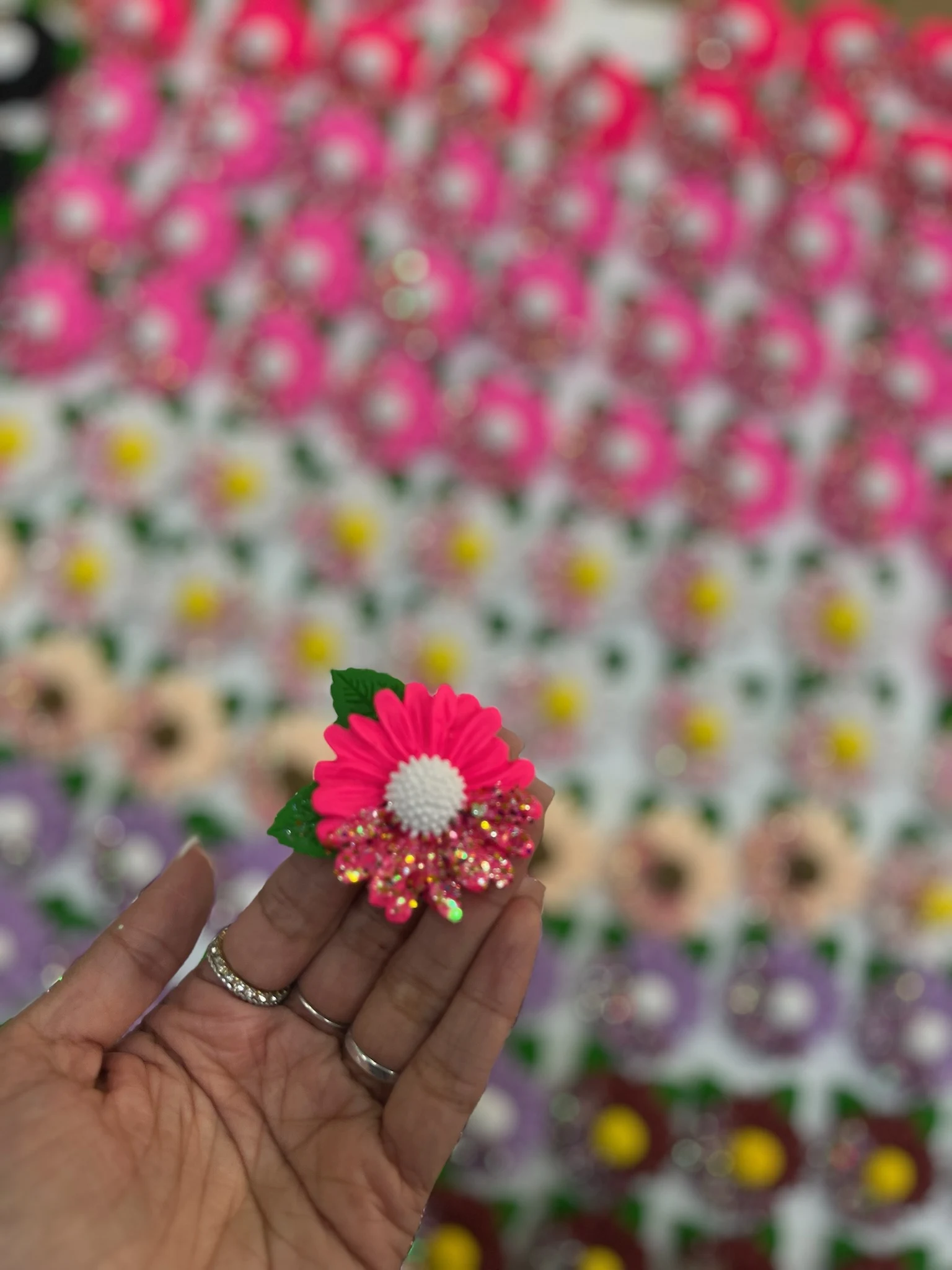 CÓD 3041 ENFEITE DE BISCUIT - FLOR Nº 5 (MARGARIDA COM GLITTER)