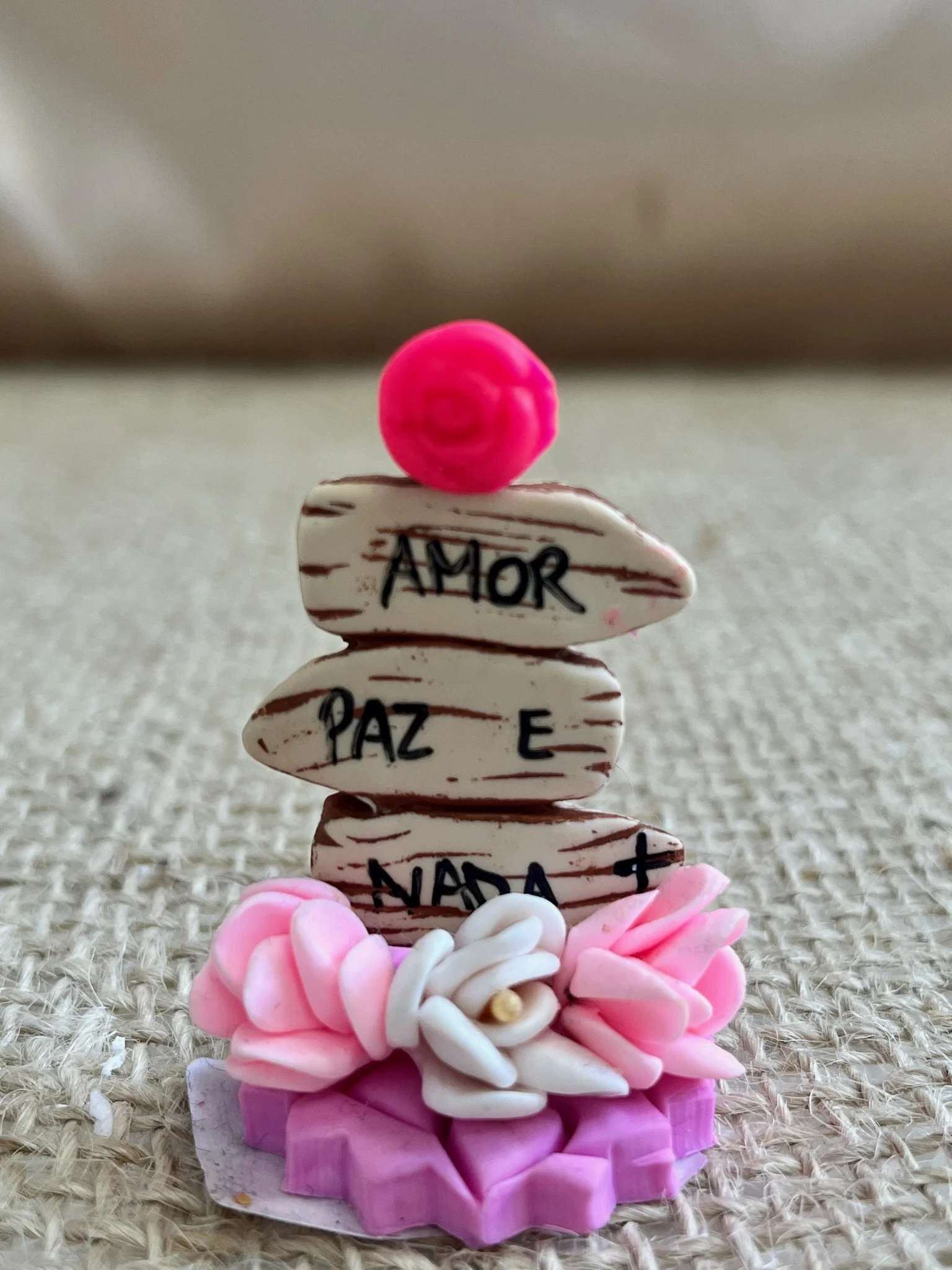 CÓD 3201  ENFEITE DE BISCUIT - PLAQUINHA COM FRASES E FLORES - Imagem 3