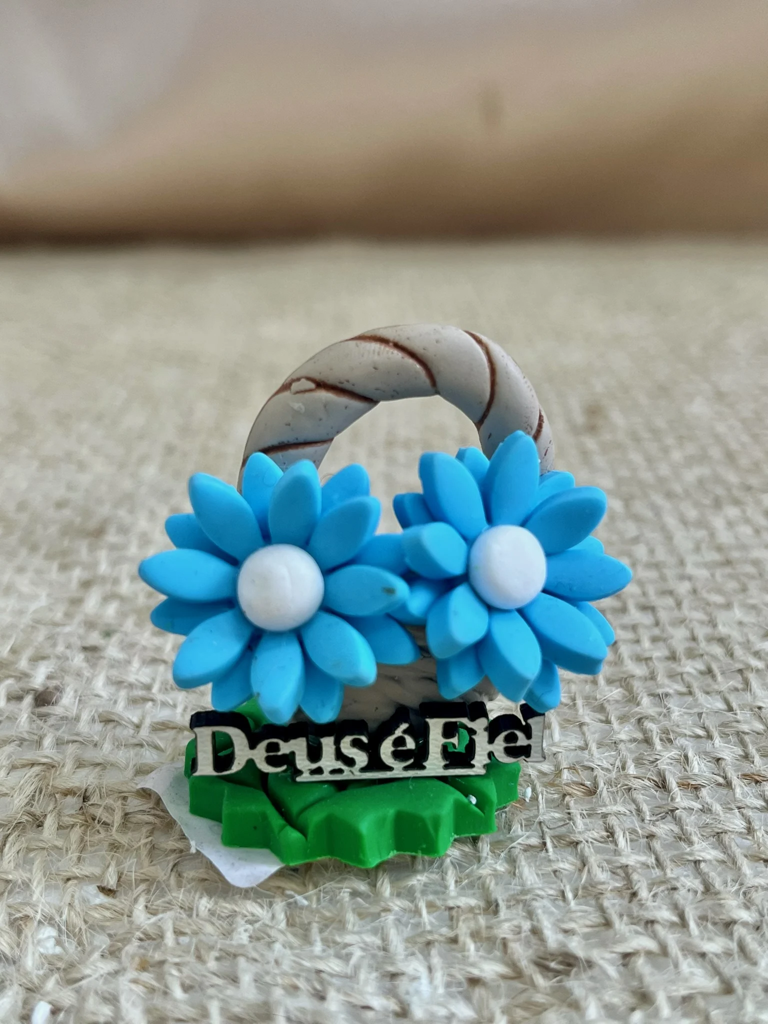 CÓD 3295  ENFEITE DE CHIMARRÃO - CESTA COM FLORES E FRASE - Imagem 3
